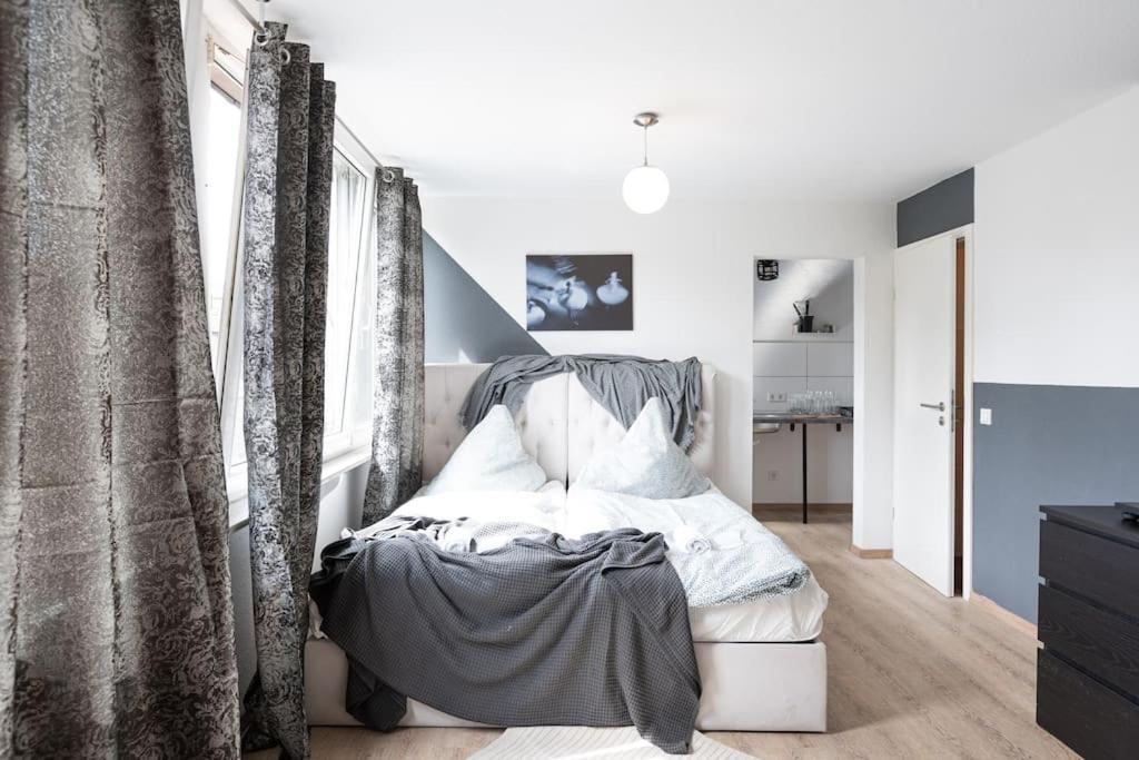 - Cozy Apartment In The Heart Of Duisburg With New York Design & Betten & Sofa - 5 Mins Central Station Hbf - Big Tv & Wifi -- Exterior foto