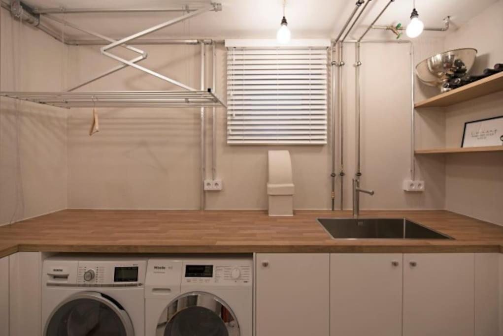 - Cozy Apartment In The Heart Of Duisburg With New York Design & Betten & Sofa - 5 Mins Central Station Hbf - Big Tv & Wifi -- Exterior foto