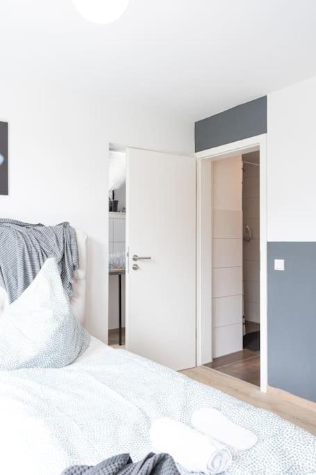 - Cozy Apartment In The Heart Of Duisburg With New York Design & Betten & Sofa - 5 Mins Central Station Hbf - Big Tv & Wifi -- Exterior foto
