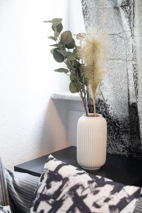 - Cozy Apartment In The Heart Of Duisburg With New York Design & Betten & Sofa - 5 Mins Central Station Hbf - Big Tv & Wifi -- Exterior foto