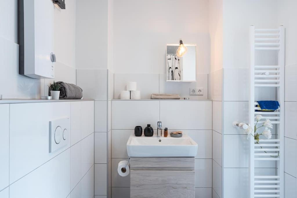 - Cozy Apartment In The Heart Of Duisburg With New York Design & Betten & Sofa - 5 Mins Central Station Hbf - Big Tv & Wifi -- Exterior foto
